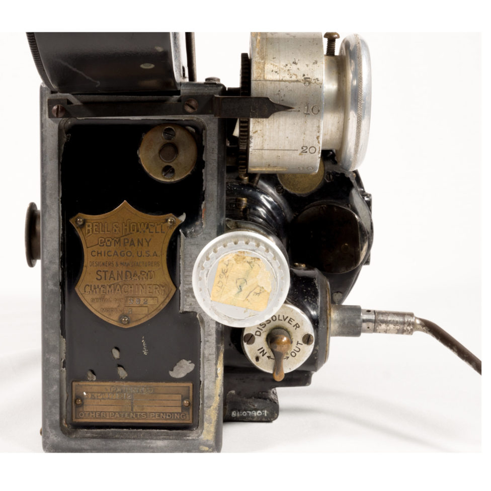 On peut lire sur l’écusson : Bell & Howell Company, Chicago U.S.A. Designers and Manufacturers. Standard Cinemachinery, serial number 382, model B.