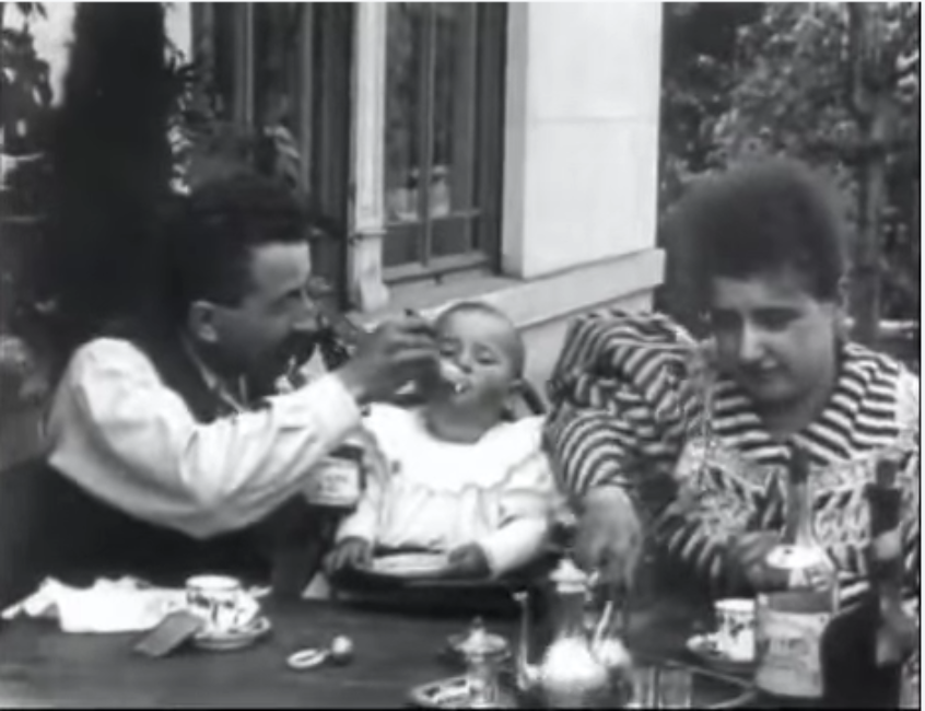 Dans leur jardin, devant leur villa à Lyon, Auguste Lumière à gauche, sa fille Andrée au milieu et sa femme Marguerite mangent et boivent. 