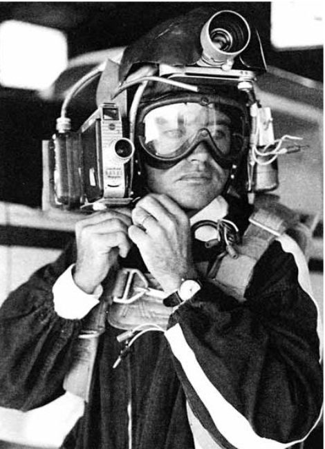 En gros plan, la tête du parachutiste est affublée d’un casque équipé d’une caméra à droite et à gauche.