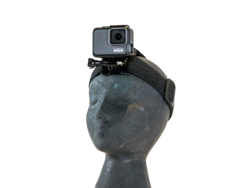 Un mannequin est harnaché du dispositif de fixation de la caméra. La GoPro est positionnée au niveau de son front.