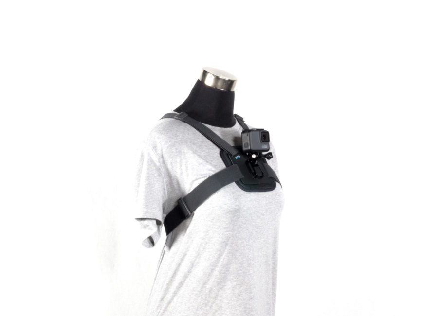 Un mannequin a un harnais sur lequel est fixée une GoPro, au niveau de la poitrine.