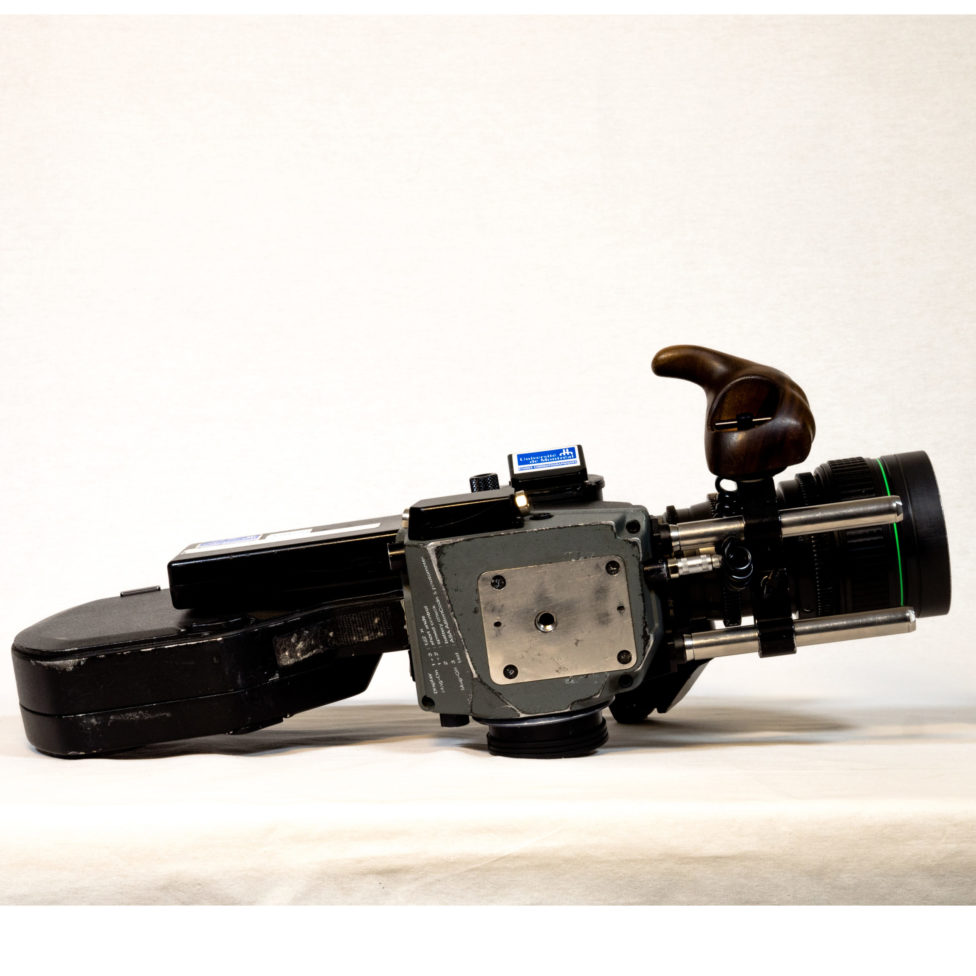 Le dessous de la caméra révèle une plaque métallique avec un trou au milieu. Cela permet de fixer la caméra à un trépied et donc de l’immobiliser lorsque c’est nécessaire.