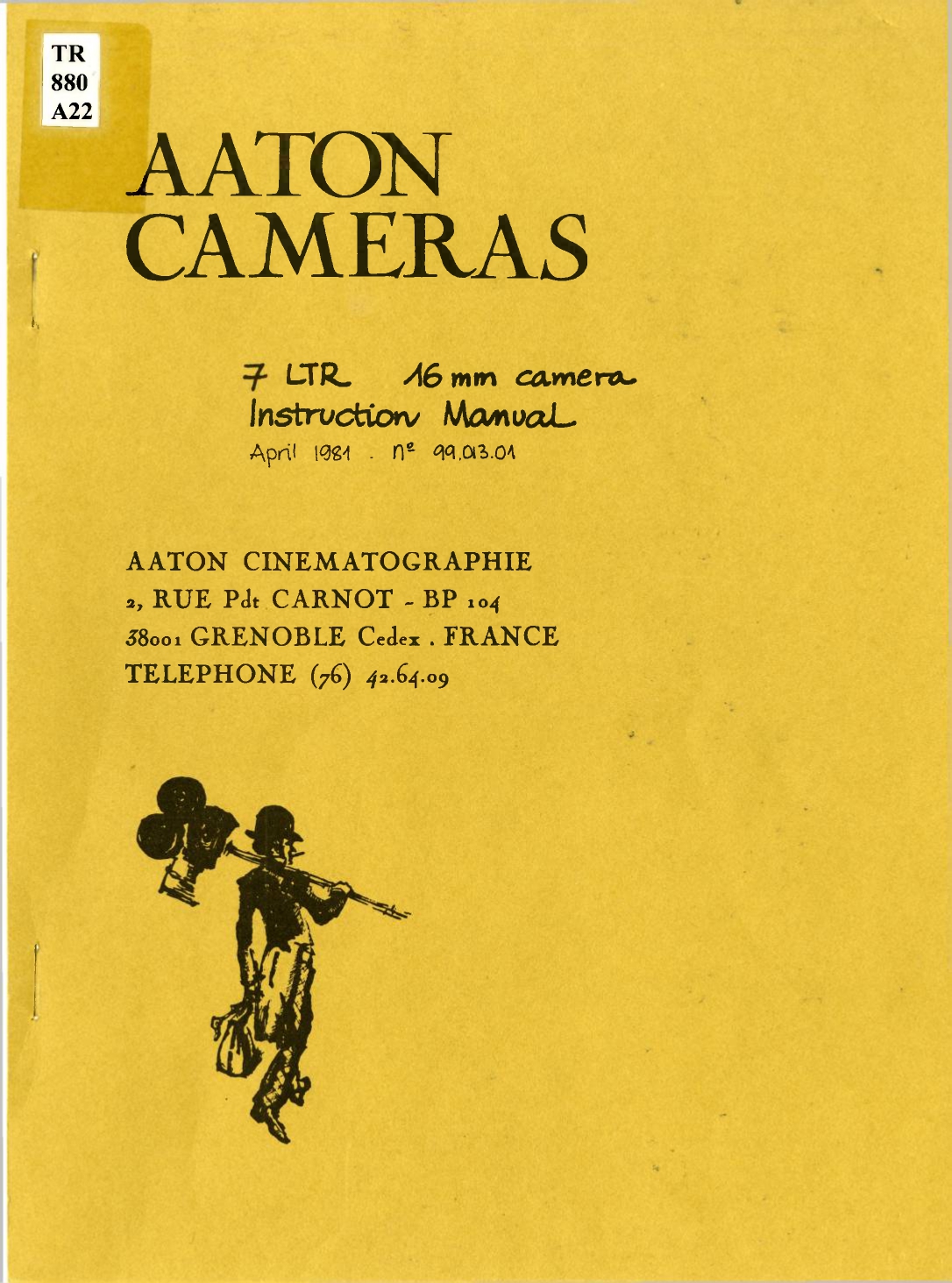 Sommaire du manuel intitulé Aaton Cameras. L’adresse du siège en France est indiquée ainsi que la table des matières. Un homme est dessiné sur le côté, il porte un chapeau melon et une Bell & Howell avec son trépied sur son épaule gauche. Il porte dans sa main droite une mallette.