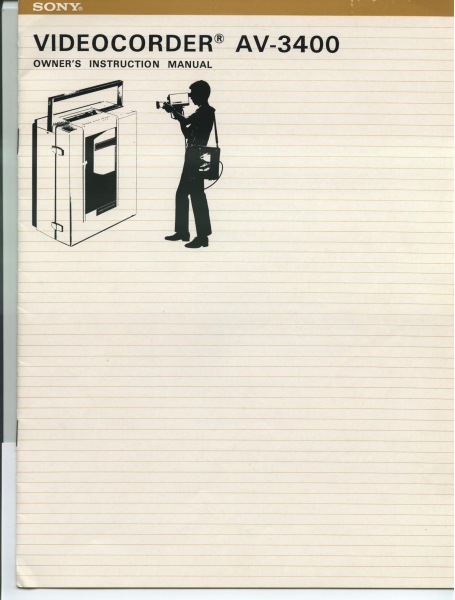 Première page du manuel du Portapak, aussi appelé Videocorder AV-3400. La page est blanche à l’exception d’un dessin de l’enregistreur à gauche et d’une personne portant l’équipement (caméra et enregistreur) à droite.